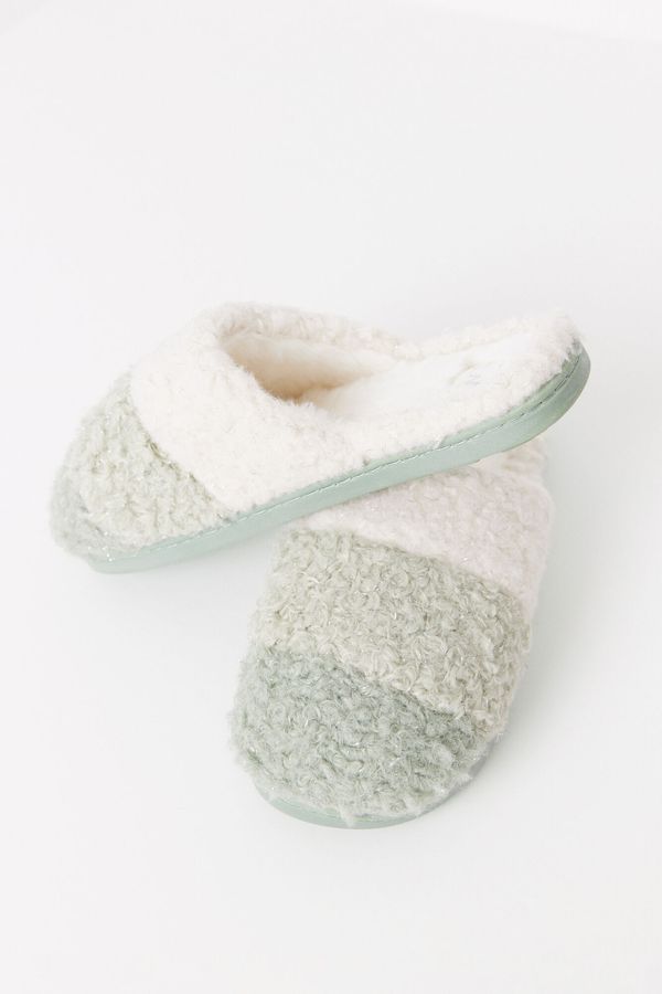 Pantuflas efecto pelo verde