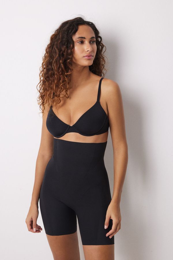 Short tipo ciclista reductor y push up negro