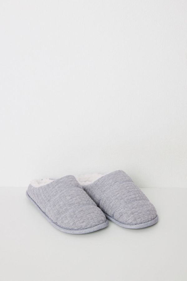 Pantuflas cerradas acolchadas marfil