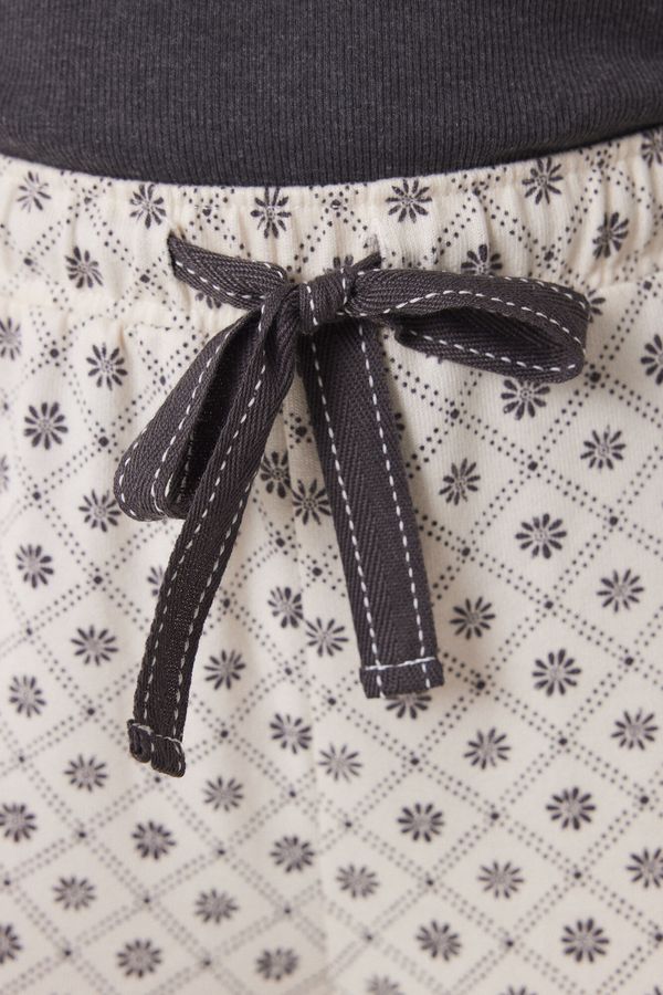 Pantalón estampado cuadros y flores