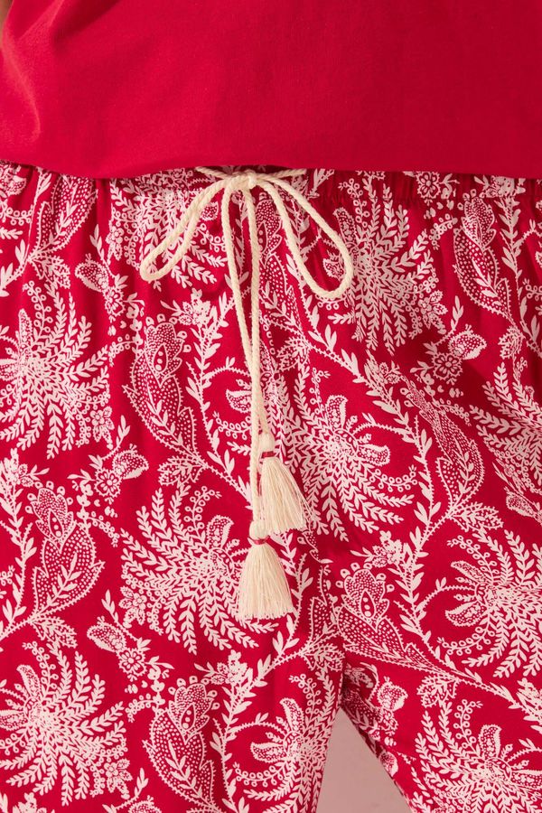 Pantalón largo viscosa estampado hojas rojo