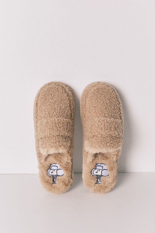 Pantuflas mocasín Snoopy borreguito café