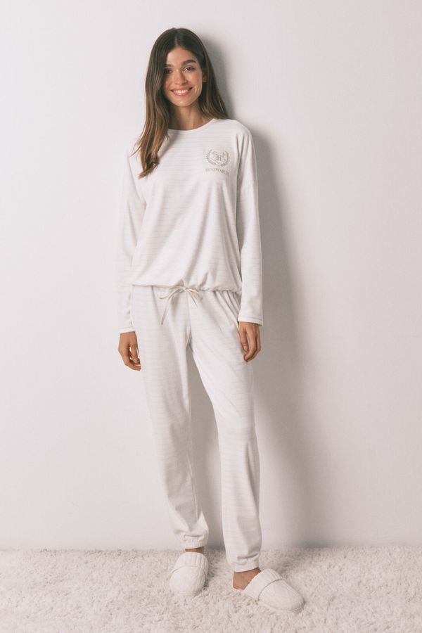 Pijama larga polar estampado rayas lurex blanco