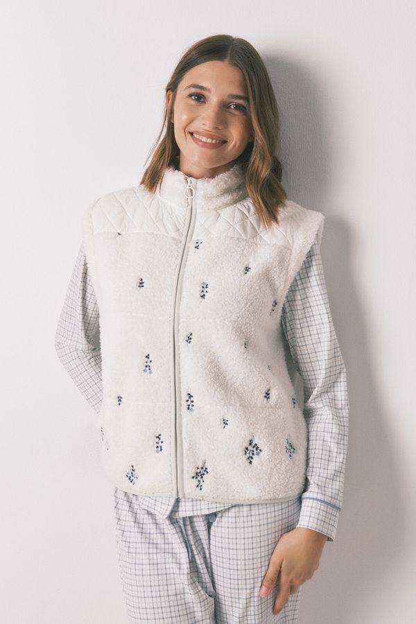 Chaleco borreguito blanco bordado
