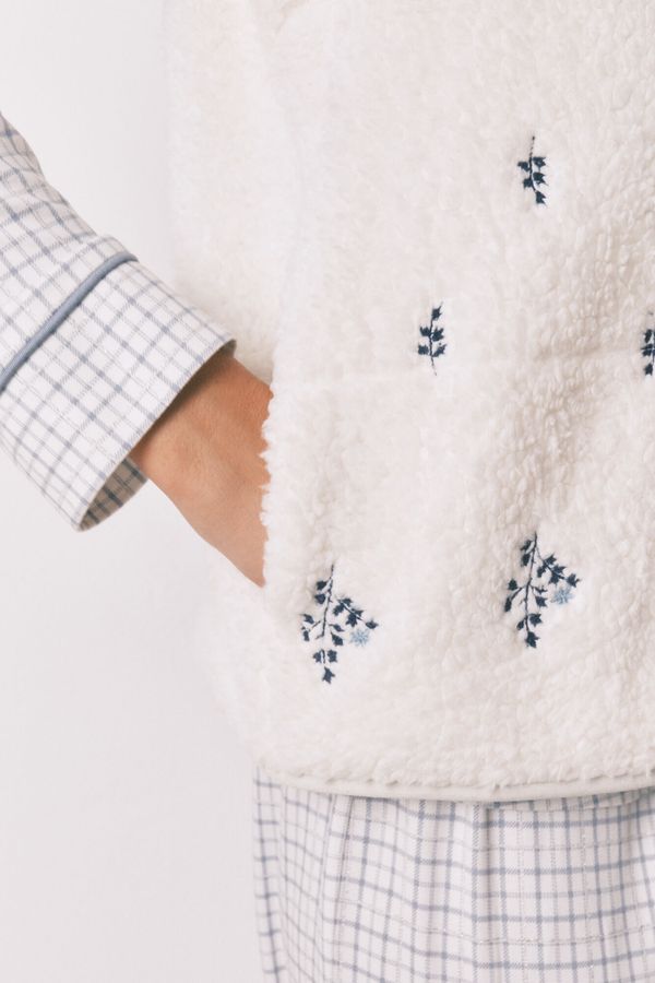 Chaleco borreguito blanco bordado